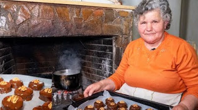 Παραδοσιακά καρυδάτα με σοκολάτα από την κυρά Θεοδώρα