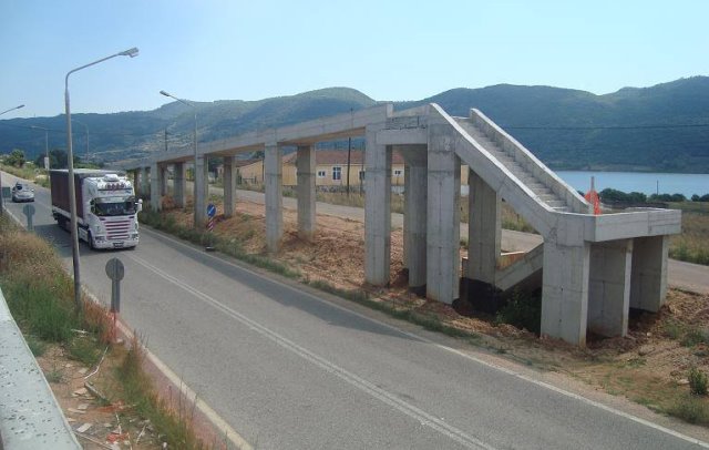 Η πιο άχρηστη πεζογέφυρα της Ελλάδας βρίσκεται στο Ρίβιο Αιτωλοακαρνανίας!