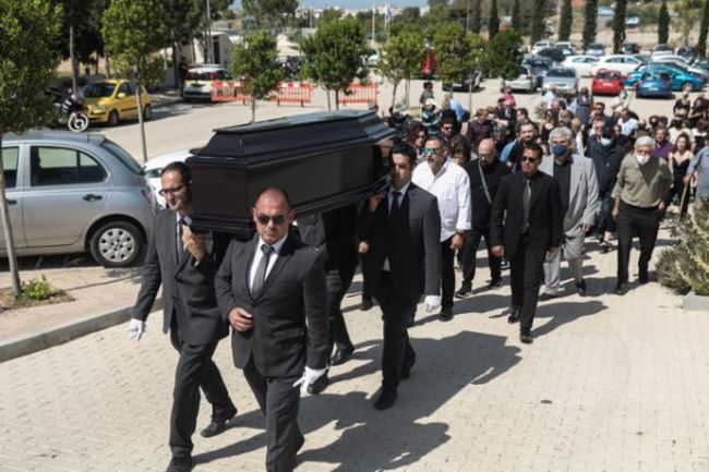 Πλήθος κόσμου για το τελευταίο χειροκρότημα στον Δάκη