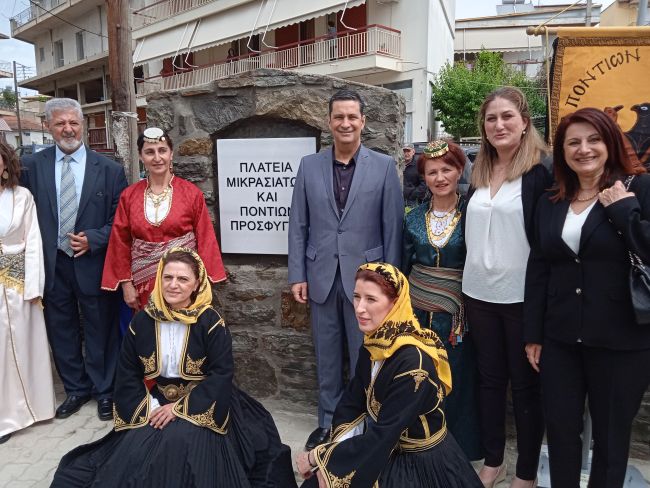 Σε κλίμα συγκίνησης έγινε η ονοματοθεσία της πλατείας «Μικρασιατών και Ποντίων Προσφύγων» στον Άγιο Κωνσταντίνο