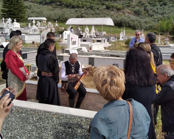 Ματσούκι Αγρινίου-Κυριακή του Θωμά οι Πόντιοι τη “μοιράστηκαν” με τους νεκρούς τους τρώγοντας & τσουγκρίζοντας κόκκινα αυγά