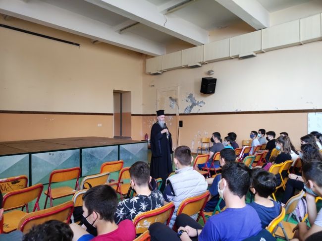 Επίσκεψη στο Παπαστράτειο Γυμνάσιο Αγρινίου του Μητροπολίτη Ιερόθεου