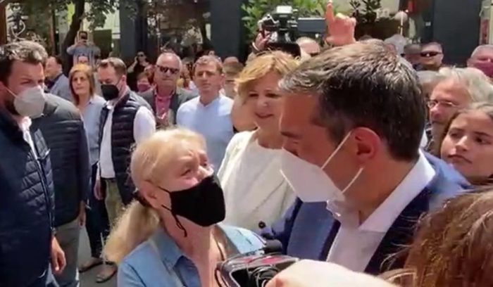 «Δεν αντέχουμε άλλο, θα πεθάνουμε» – Η γιαγιά που συγκλόνισε τον Αλέξη Τσίπρα
