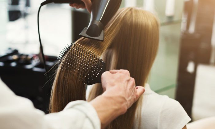 Μαλλιά: 8 tips για άψογο ίσιωμα με το πιστολάκι