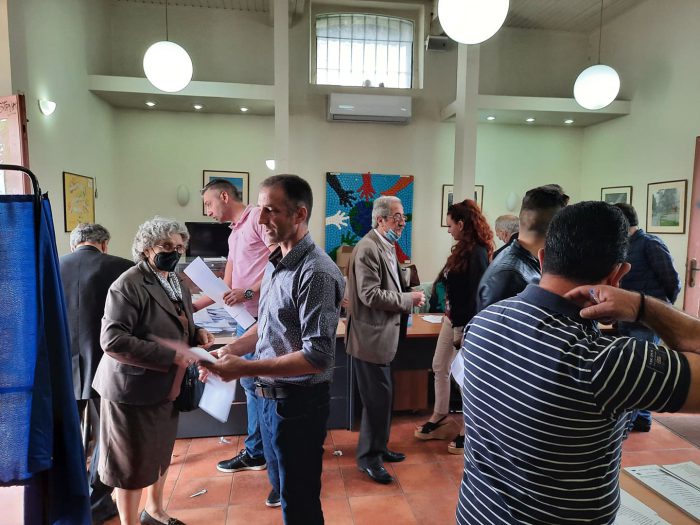 ΚΙΝΑΛ: Παράταση της ψηφοφορίας έως τις 20:00 – Εκτιμήσεις για συμμετοχή άνω των 120.000