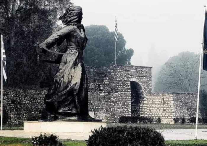 Άκου κ. Πρωθυπουργέ, Θα στο πούμε με στίχους: «Στο Μεσολόγγι έφαγαν μπαρούτι για ψωμί.Αλλά δε δίνουν τα κλειδιά, δε δίνουν την τιμή»