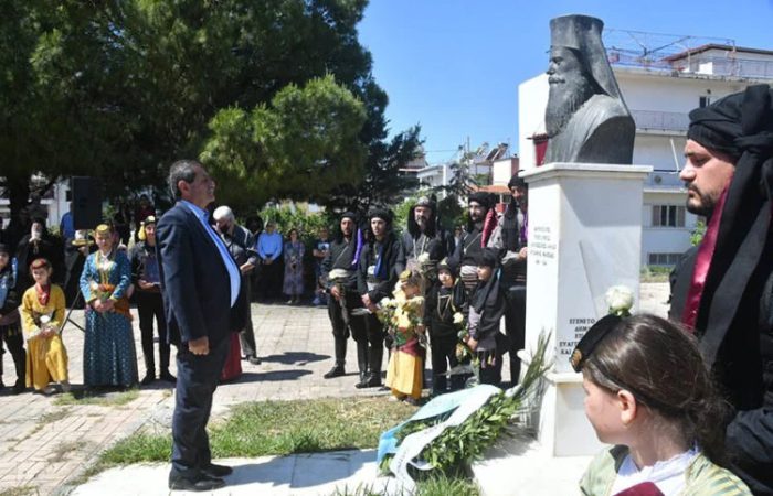 Γλυπτό για τη Μικρασιατική Καταστροφή δωρεά από τον Πελετίδη στο Αγρίνιο