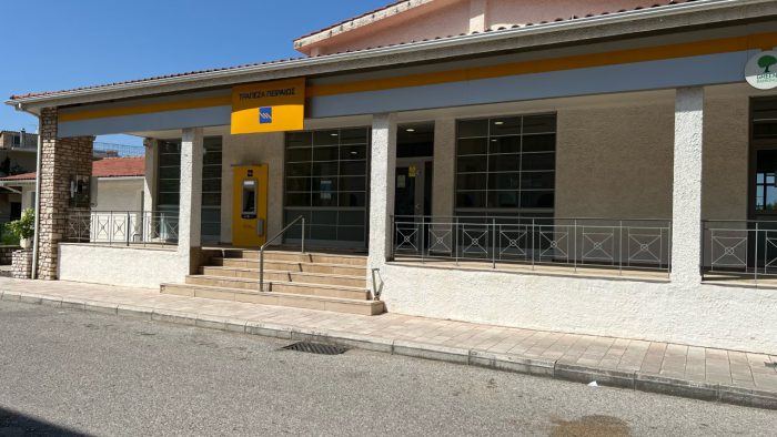 Συγκέντρωση διαμαρτυρίας στο Θέρμο για το κλείσιμο του καταστήματος της Πειραιώς