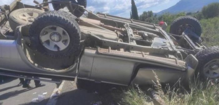 Ανετράπη αγροτικό και προσγειώθηκε στις μπάρες. Νεκρός ο οδηγός και μια γυναίκα τραυματίας