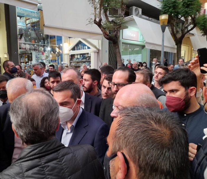 Yπόμνημα για το Πλατυγιάλι-Αγρίνιο-Καρπενήσι προς τον Αλέξη Τσίπρα κατά την επίσκεψη του στο Αγρίνιο