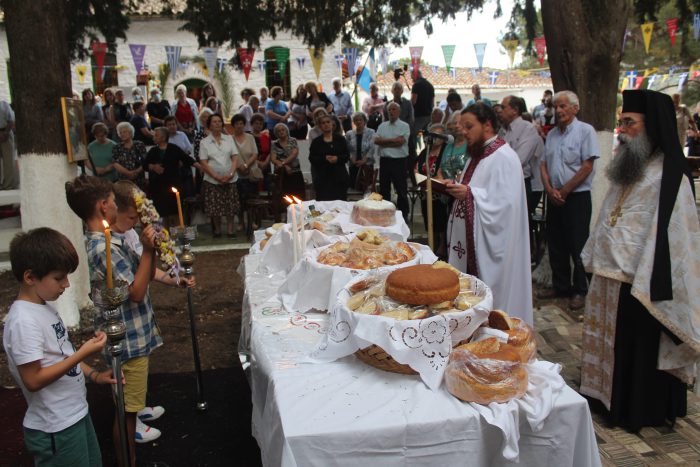 Πανηγυρίζει το εκκλησάκι της Αγίας Τριάδος στην Αμφιλοχία