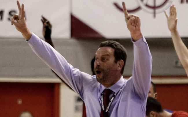 Ο Ντίνος Καλαμπάκος στον πάγκο του ΑΟ Αγρινίου