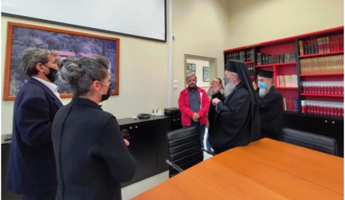 Ο Μητροπολίτης Ναυπάκτου Ιερόθεος δώρισε βιβλία στο Γυμνάσιο Θέρμου