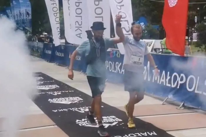 Μοναδική στιγμή στην Πολωνία: Τερμάτισαν μαζί στην πρώτη θέση ο Αγρινιώτης Φ. Ζησιμόπουλος και Jimenez!