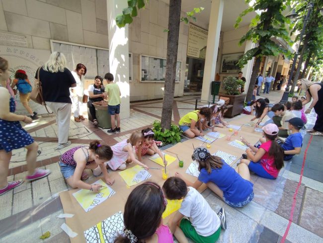 Μικροί και μεγάλοι έπαιξαν με χρώματα και πηλό στον πεζόδρομο της Χαριλάου Τρικούπη (foto)