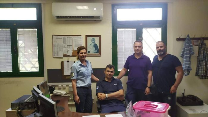 Η Ένωση Αστυνομικών Υπαλλήλων Ακαρνανίας δώρισε κλιματιστικό  για τις ανάγκες του Τ.Μ.Δ. Αγρινίου.