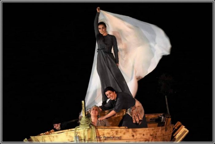 Με επιτυχία η θεατρική παράσταση «Μιλώ σε σένα, Πατρίδα» στο Μεσολόγγι, από την Περιφέρεια