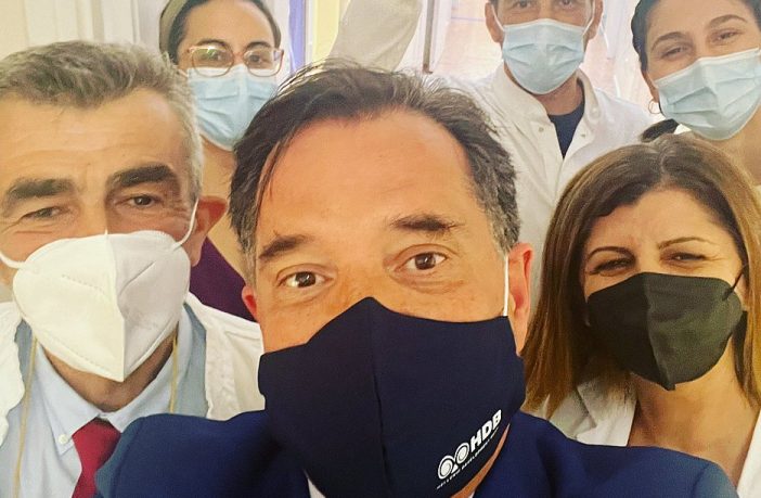 Άδωνις Γεωργιάδης: Έκανε την 4η δόση του εμβολίου για τον κορωνοϊό