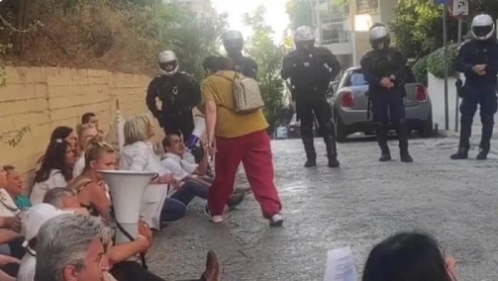 Προσαγωγές υγειονομικών έξω από το σπίτι του Κυριάκου Μητσοτάκη