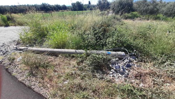 Παραβόλα: Αυτοκίνητο προσέκρουσε σε κολόνα