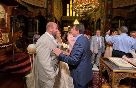 Ο Νότης Μηταράκης  σε γάμο στο Αγρίνιο