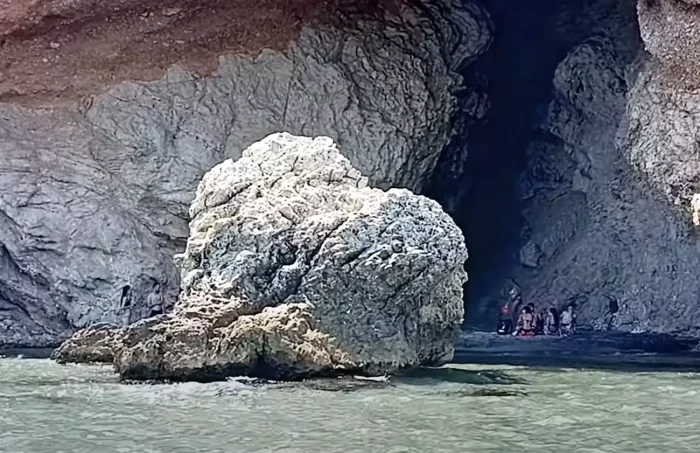 Η παραλία της Ελλάδας που δεν πιάνει ποτέ ήλιο και καύσωνα