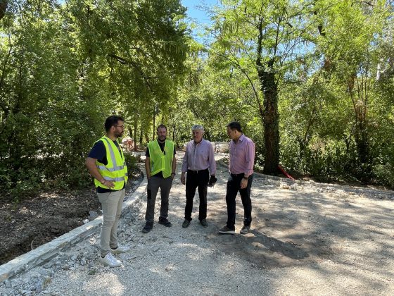 Προχωρούν τα μονοπάτια και η παιδική χαρά στο πάρκο Αγρινίου