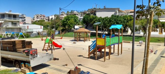 Τοποθέτηση παιδικής χαράς στην Πλατεία στις εργατικές κατοικίες στην περιοχή Εργάνης