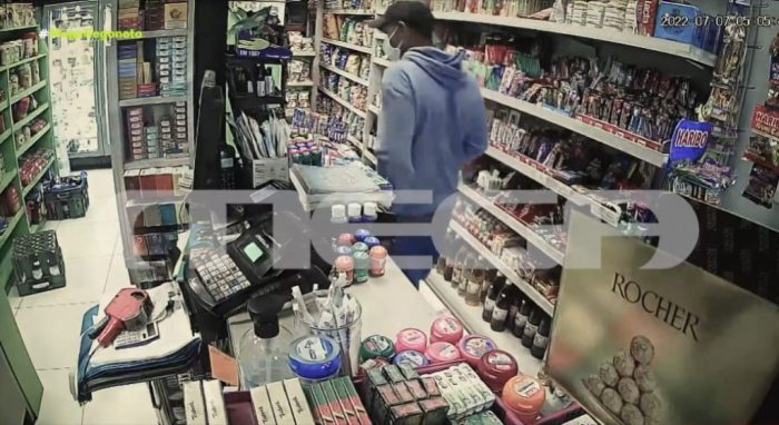 Βίντεο – σοκ: Μάχη σώμα με σώμα αδίστακτου ληστή με υπάλληλο σε μίνι μάρκετ – Τον απειλεί με κουζινομάχαιρο