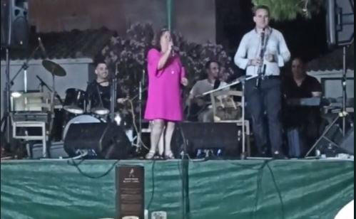 Έφη Θώδη: Τραγούδησε το «Madame» σε πανηγύρι και έγινε viral