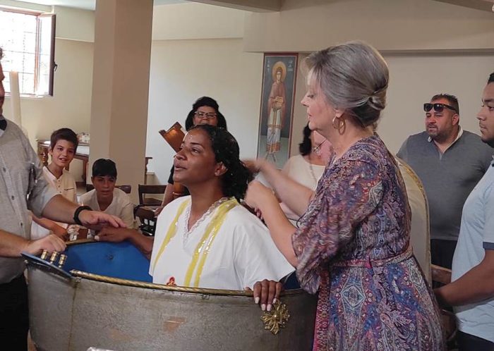 Βραζιλιάνα βαφτίστηκε χριστιανή στο Αγρίνιο