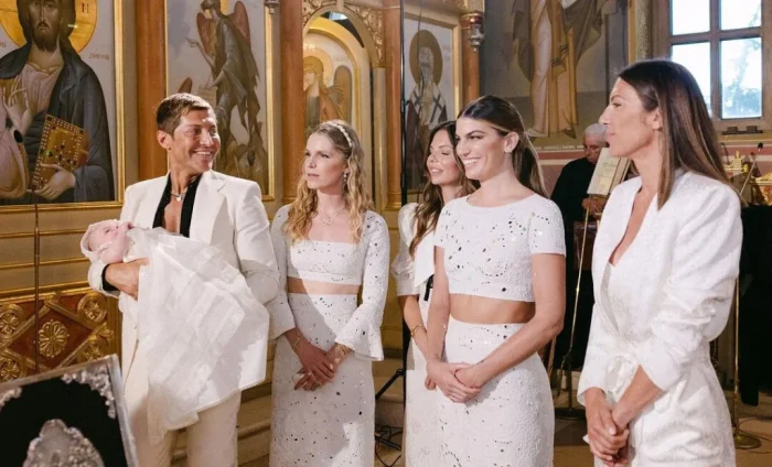 Γκέι ζευγάρι βάπτισε τα παιδιά του στην Αθήνα -Το μυστήριο ευλόγησε ο Αρχιεπίσκοπος Αμερικής Ελπιδοφόρος