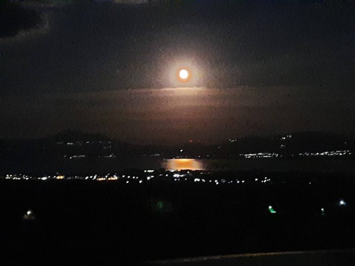 Μαγεύει η πανσέληνος του Ελαφιού πάνω από την Τριχωνίδα