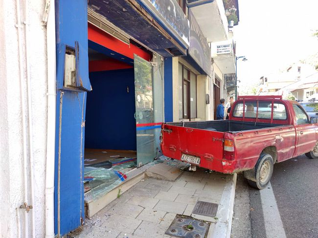 Αυτοκίνητο μπήκε μέσα σε κατάστημα στην Αμφιλοχία