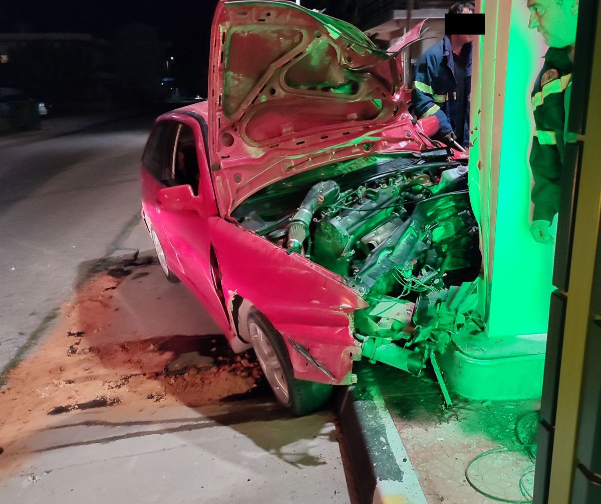 ΙΧ καρφώθηκε σε κολόνα βενζινάδικου στο Κεφαλόβρυσο-δύο τραυματίες(φωτο)