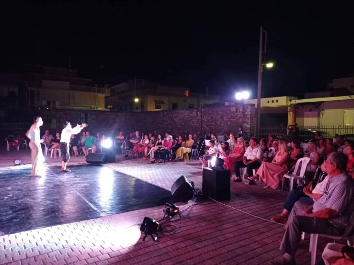 Εξαιρετική παράσταση, «Ο περιοδεύων θίασος – Μια σκοτεινή κωμωδία» στο Ξενοκράτειο Αρχαιολογικό Μουσείο Μεσολογγίου