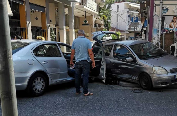 Tροχαίο ατύχημα σημειώθηκε νωρίτερα σήμερα στο κέντρο του Αγρίνιου.