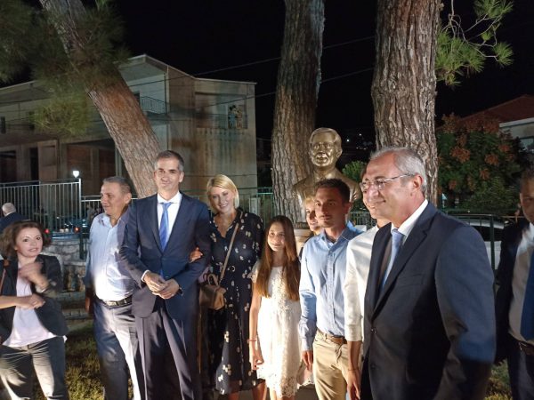 Σε κλίμα συγκίνησης τα αποκαλυπτήρια της προτομής του αείμνηστου Παύλου Μπακογιάννη στο Θέρμο