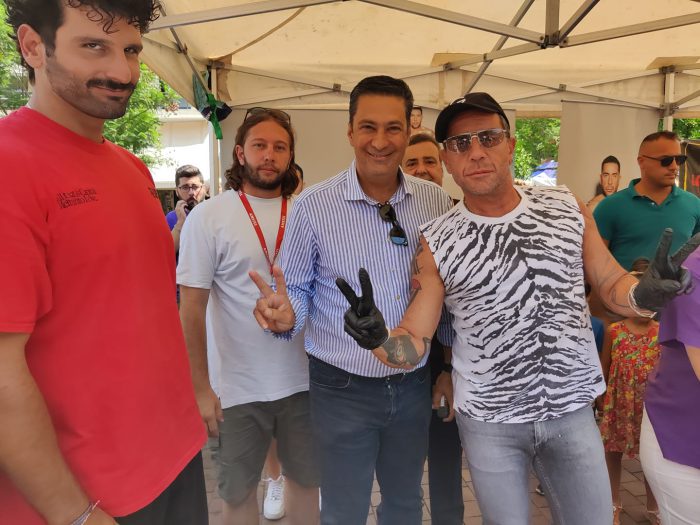Αγρίνιο: Ο Γιώργος Μαζωνάκης μαγείρεψε και προσέφερε  φαγητό στην Πλατεία Δημοκρατίας