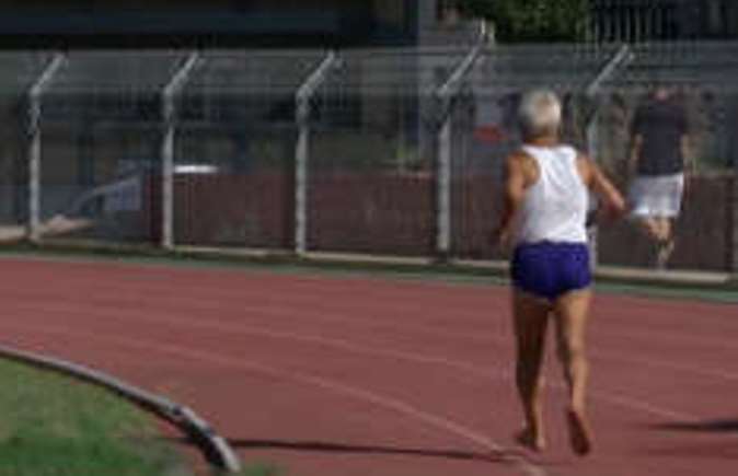 Αγρίνιο: Ο 79χρονος Δρομέας Απόστολος Βενετιάδης τρέχει πάντα ξυπόλητος και σπάει τα ρεκόρ  (ΒΙΝΤΕΟ)