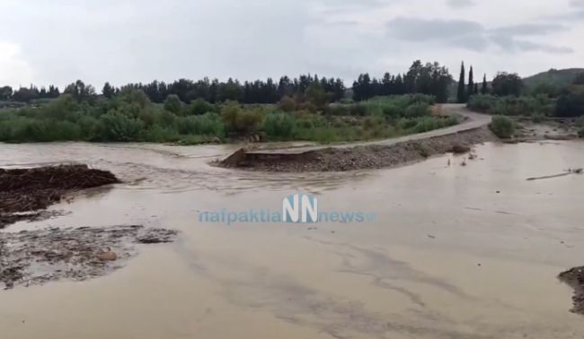 Τα νερά του Εύηνου παρέσυραν το πρόχειρο πέρασμα