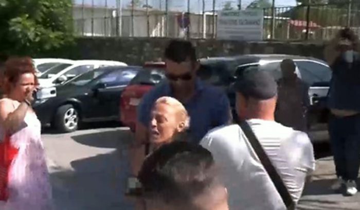 Βιασμός 14χρονης: Ξέσπασε η μητέρα κατά του αστυνομικού – «Τι σου έκανε το μωρό μου, παιδεραστή;»