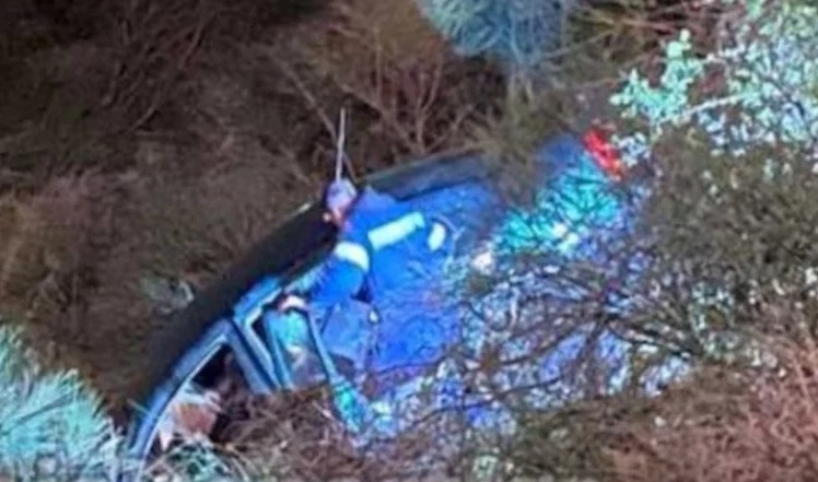 ιχ κατέληξε σε γκρεμό στα όρια  Αιτωλοακαρνανίας -Ευρυτανίας/ανέσυραν τον οδηγό χωρίς τις αισθήσεις του