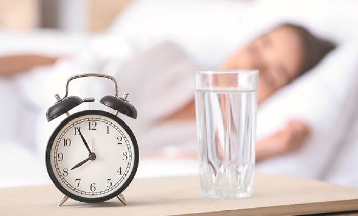 Νερό πριν από τον ύπνο: Καλή ή κακή συνήθεια;