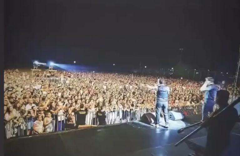 Βούλιαξε από κόσμο το λιμάνι του Μεσολογγίου στη συναυλία του Γιάννη Πλούταρχου