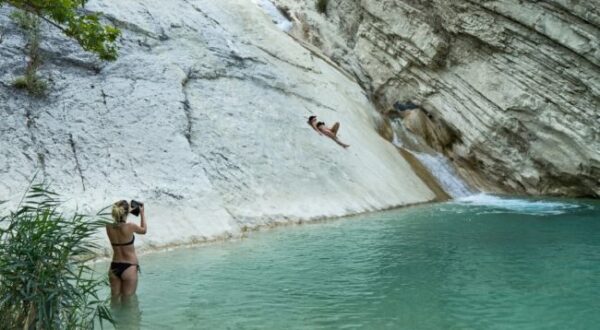 Καταρράκτες Τρύφου: Κρυστάλλινες βουτιές σε τιρκουάζ νερά