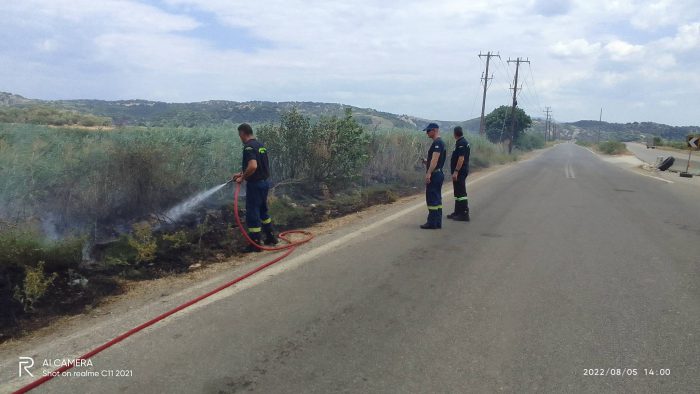 Φωτιά στον επαρχιακό δρόμο Αστακός – Λεσίνι