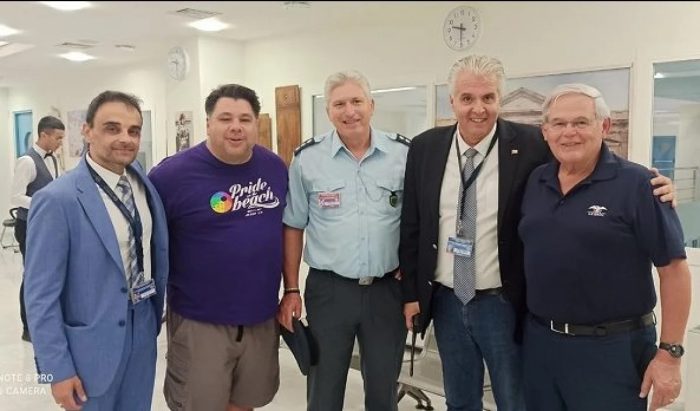 Οργισμένη αντίδραση από τον μητροπολίτη Αλεξανδρούπολης για το μπλουζάκι του Ναυπάκτιου, αμερικανού πρέσβη Τζορτζ Τσούνη