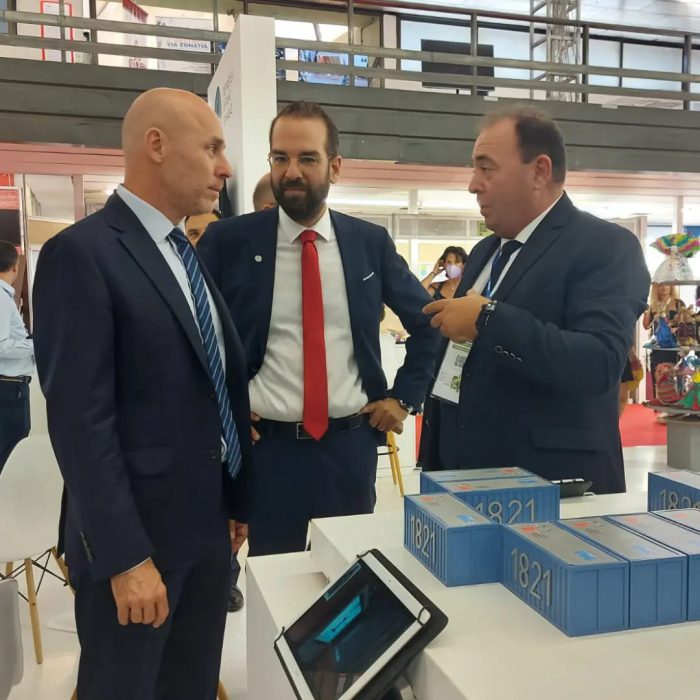 Κερδίζει τις εντυπώσεις το νέο δυναμικό πρόσωπο της Δυτικής Ελλάδας που απεικονίζεται στο περίπτερο της 86ης ΔΕΘ