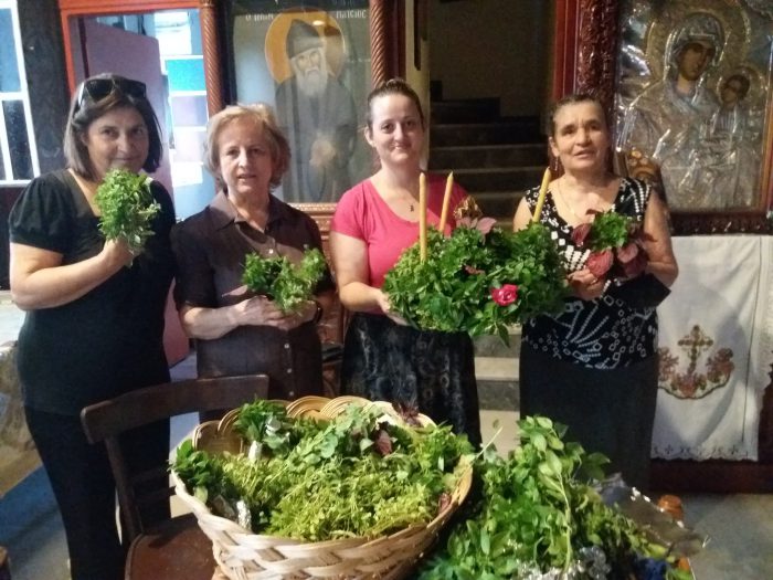 Ο στολισμός του Τιμίου Σταυρού με βασιλικό στον ΙΝ Αγίας Παρασκευής Αμφιλοχίας